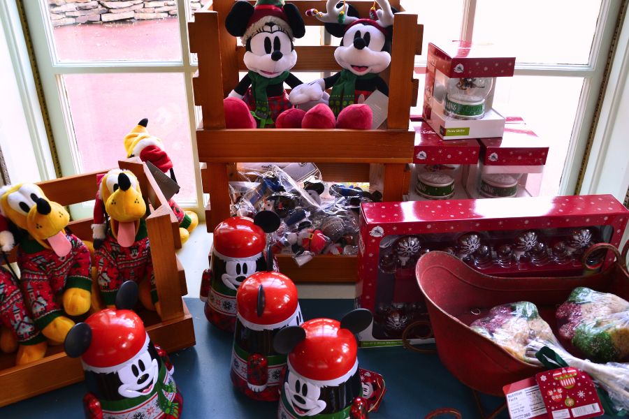 Ye Olde Christmas Shoppe at Magic Kingdom - Disney Insider Tips