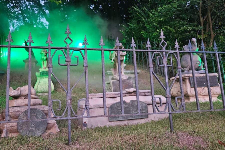 Haunted Mansion Disney World Pet Cemetery